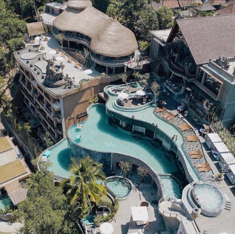 3. Bersantai di Wanna Jungle Pool & Bar